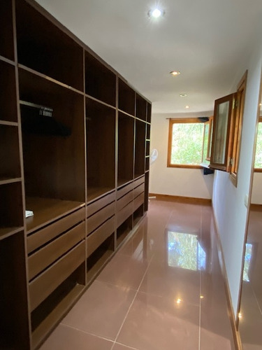 Casa En Venta En Carilo