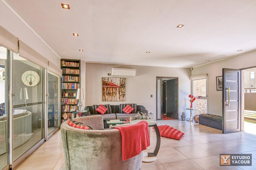 Imagen 6 de 30 de Casa En Venta - 2 Dormitorios 3 Baños - Cochera - 230mts2 - City Bell, La Plata
