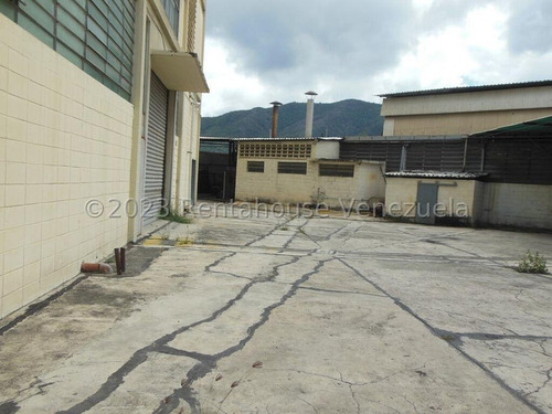 Edificio Industrial Con Mucho Potencial En Venta En La Yaguara Smb 24-10718 Yy
