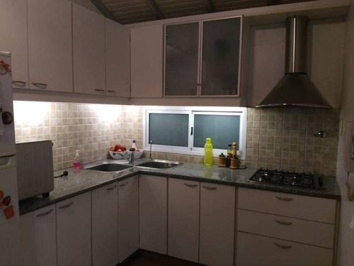 En Venta Hermosa Casa 4 Ambientes Con Cochera 2 Autos, Fondo Libre Y Quincho En Wilde Centro.