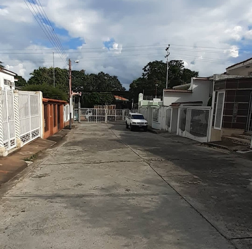 Imagen 2 de 9 de Townhouse En Excelente Zona, Céntrica Y Segura