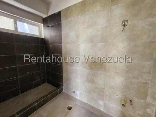 Estupenda Casa En Venta En Alto Hatillo. N E G O C I A B L E