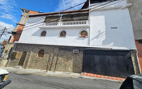 Venta Casa De 3 Niveles, Con Estacionamiento/local Comercial A Pie De Calle En Lidice, La Pastora Caracas