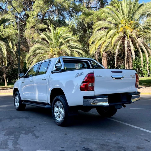 Imagen 3 de 10 de Toyota Hilux 2.8 C/d 4x4 Tdi Srv At6 177cv 2017