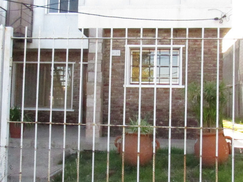 Se Alquila Casa De 3 Dormitorios, Con Jardin Enrejado Y Entrada Para  Auto.