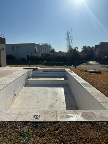 Casa En Venta - 5 Dormitorios 4 Baños - 805mts2 - Escobar
