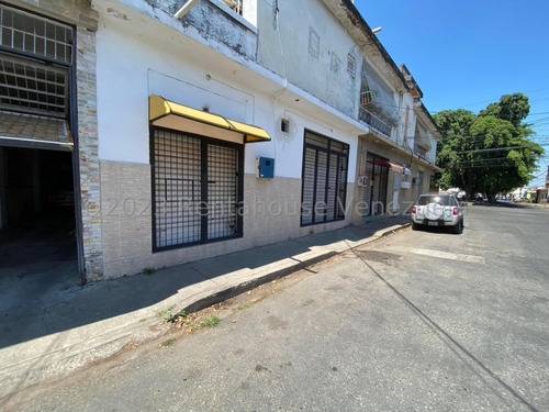 Local Comercial U Oficina, Ubicado En Avenida Principal Con Diversos Comercios 23-26010 Ec