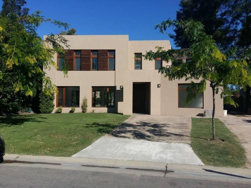 Imagen 1 de 13 de Casa En Venta En Barrio Cerrado El Encuentro