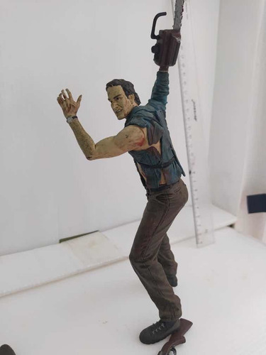 Ash Evil Dead 1ra. Versión Semi Articulable Escopeta Sierra