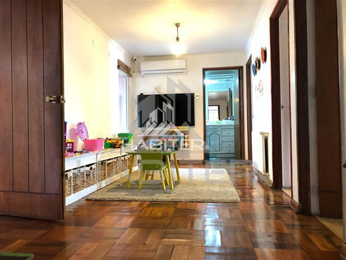Casa En Venta De 5 Dorm. En Curicó