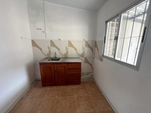 Alquiler De Hermoso Apartamento Punta De Rieles, Tipo Casita, Lugar Para 2 Autos, 1 Dormitorio, Patio, Sin Gastos Comunes, A Nuevo!! Muy Segura