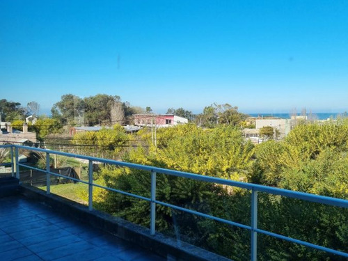Imagen 13 de 30 de Chalet De Moderno Diseño A Metros Del Mar.