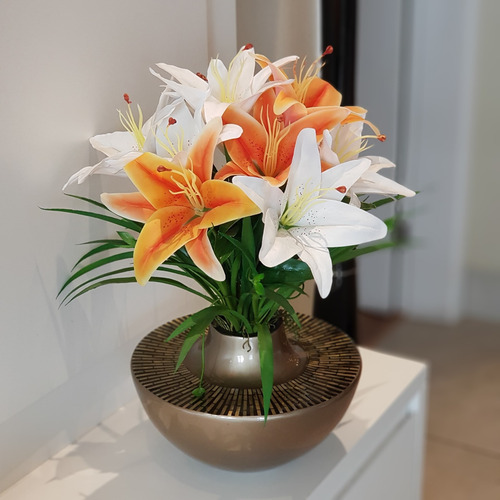 Imagem 4 de 5 de Arranjo De Flores Artificiais Com Lírios No Vaso De Fibra