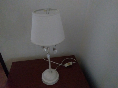 Lampara Velador De Mesa Con Caireles Habitacion Blanco Blanco (Usado)
