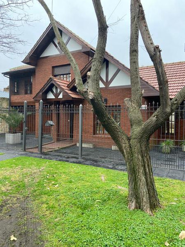 Chalet En Venta, Ubicado En Lo Mejor De Parque Luro, Las Farolas.