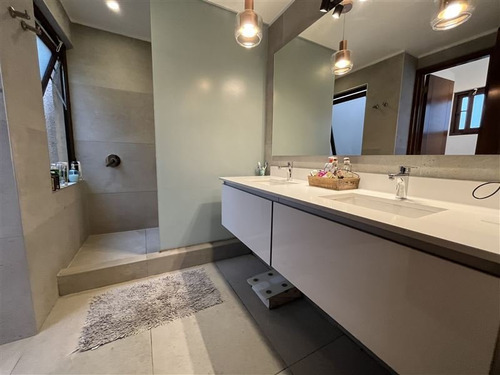 Casa En Venta 4 Dormitorios Como Nueva En Lo Barnechea
