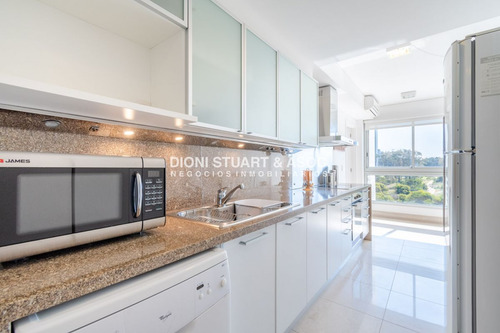 Moderno Apartamento Sobre Playa Brava En Torre Le Parc, Cuenta Con Dos Dormitorios Más Dependencia De Servicio. Punta Del Este