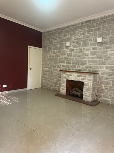 Chalet En Barrio Ingles A Metros De La Plaza De Hurlingham. Lote 10 X 44