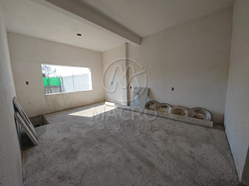 Casa En Venta En Col. Narciso Mendoza Con Amplias Recamaras Y Jardín.