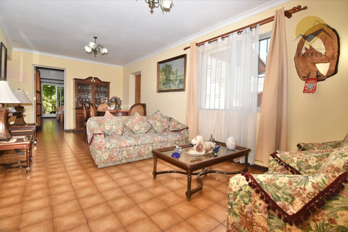 Se Vende Casa, 4 Dormitorios 3 Baños, Comuna La Cisterna.