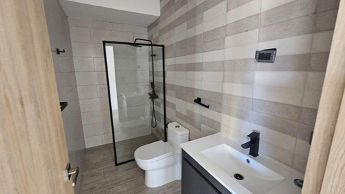 Local En Alquiler Ubicado En Plaza Comercial Sector Bella Vista, Santo Domingo Con Aire Y Kitchenette