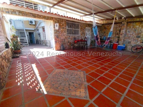 Casa En Venta Urb Las Delicias Santa Rita Maracay 24-19757 Ap.