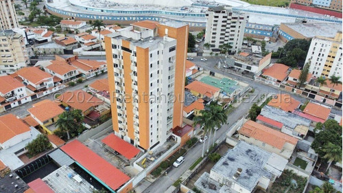 Gisselle Lobo Vende Magnifico Apartamento Al Este De Barquisimeto, --2 4 2 7 0 8-- Con Finos Acabados, Excelente Vista Desde El Balcon, Muy Ventilado, Vigilancia 24/7, Piso De Madera Flotante.