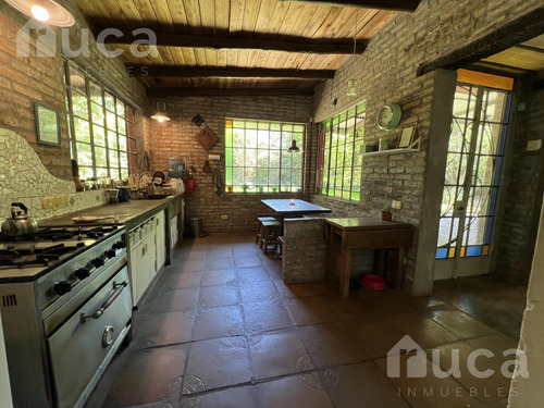 Venta | Pintoresca Casa Rustica De 4 Dorm C/jardin | Barrio Residencial La Bota
