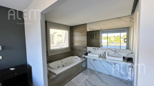Casa En Venta En Malibu Canning