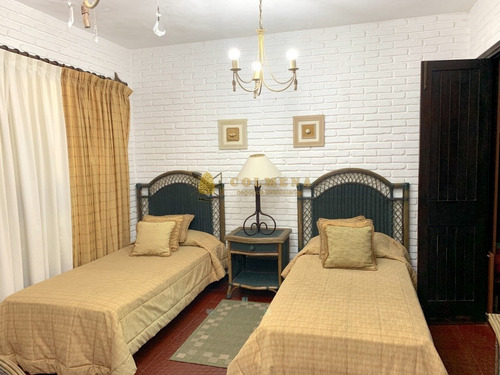 Excelente Residencia De 5 Dormitorios-ref:4553