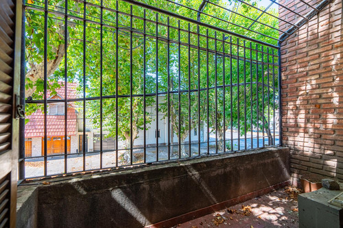 Venta - Casa De 3 Dormitorios Con Patio Seco Y Cochera. Parque, Rosario.