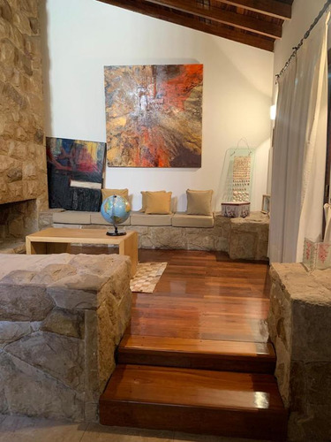 Casa En Venta De Cuatro Dormitorios En Alejandro Centeno, Zona Norte
