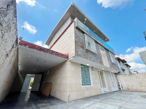 Casa Remodelada En Venta En Macaracuay Caracas Parrillera Psicina 3 Plantas Terraza Privada