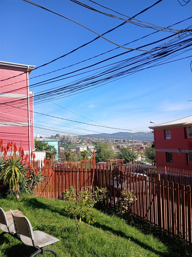 Departamento En Arriendo De 2 Dorm. Roizbatt Cerro Placeres