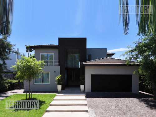 Casa En Venta En El Barrio Santa Barbara | Bancalari | Tigre