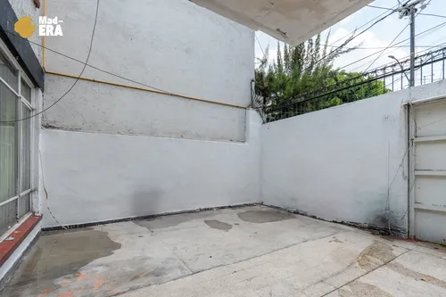 Casa De 4 Recamaras Con Uso De Suelo Comercial Y Jardín Junto Al Centro Médico La Raza