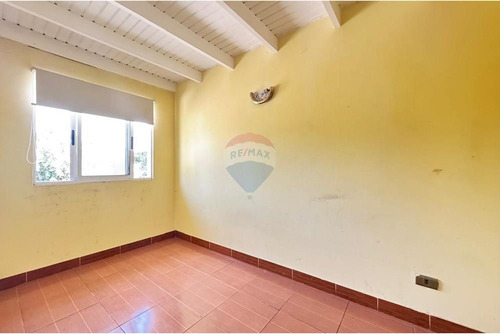5 Dormitorios 3 Pisos Más Subterráneo Condominio
