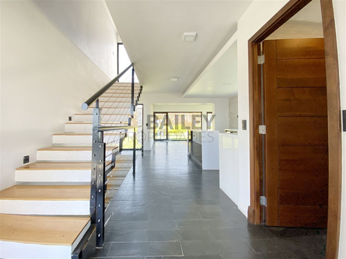 Casa En Arriendo De 4 Dorm. En Concón