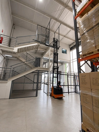 Exclusiva Bodega Comercial En Work Center Radial Nororiente