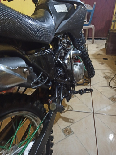 Imagen 2 de 5 de Motocicleta Skrambler 200