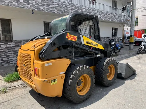 Minicargador New Holland L220 Modelo 2011
