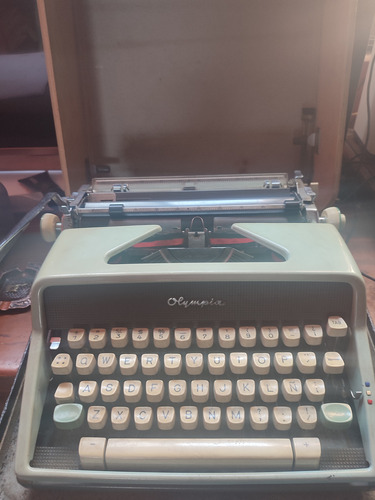 Máquina De Escribir Olympia Del Siglo Pasado De Colección