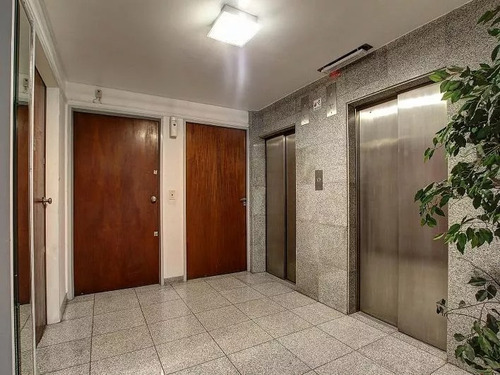 Av. Corrientes Y Montevideo. Dueño Vende Oficina 70 M2 En Excelente Ubicación E Impecable Estado. En Un Edificio Moderno Para Uso Profesional Y Comercial.