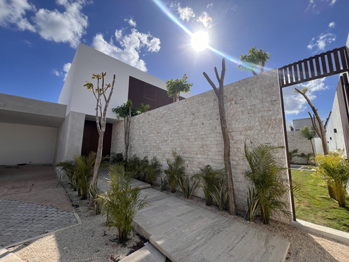 Casa En Venta Merida, Privada, De 659 Mt De Construccion.