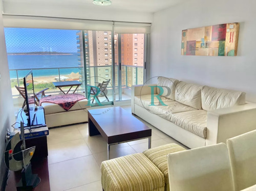 Venta De Apartamento De 2 Dormitorios Y 2 Baños Playa Mansa Con Servicios Y Espectacular Vista Al Mar En Punta Del Este.