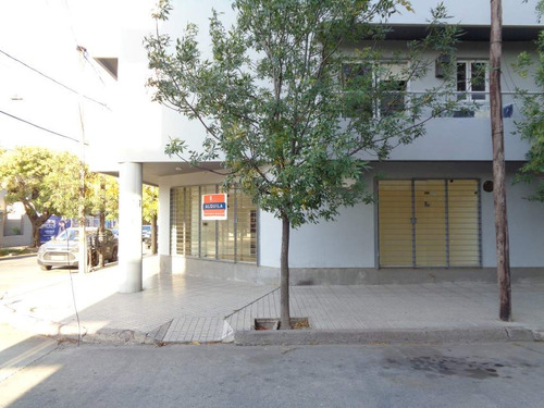 Barrio Alberdi - Excelente Local Comercial De Categoría, Externo En Esquina, Amplio Y Luminoso Con Vidrieras, 2 Baños Y Cocina Separada