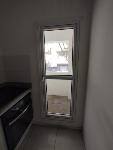 Imagen 11 de 14 de Alquiler Apartamento 2 Dormitorios Con Patio Y Balcon. Centro