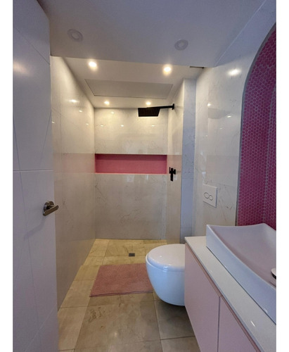 En Venta Apartamento Remodelado En Lomas De Las Mercedes