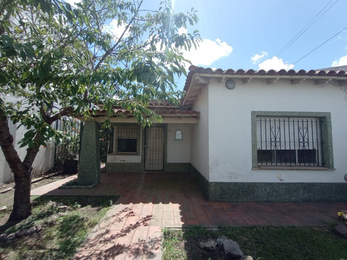 Casa Dos Dormitorios Con Jardín Y Deposito, Lote Propio.