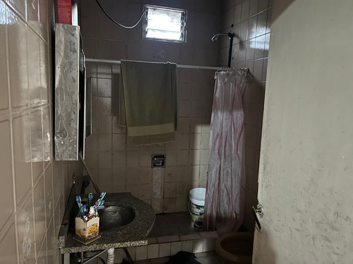 En Venta Amplia Vivienda De 4 Ambientes, Con Living, Cocina, Baño, Tres Dormitorios, A Refaccionar. F: 9911